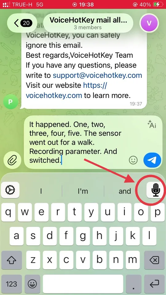 Клавіатура VoiceHotKey зі стрілкою, що вказує на кнопку мікрофона